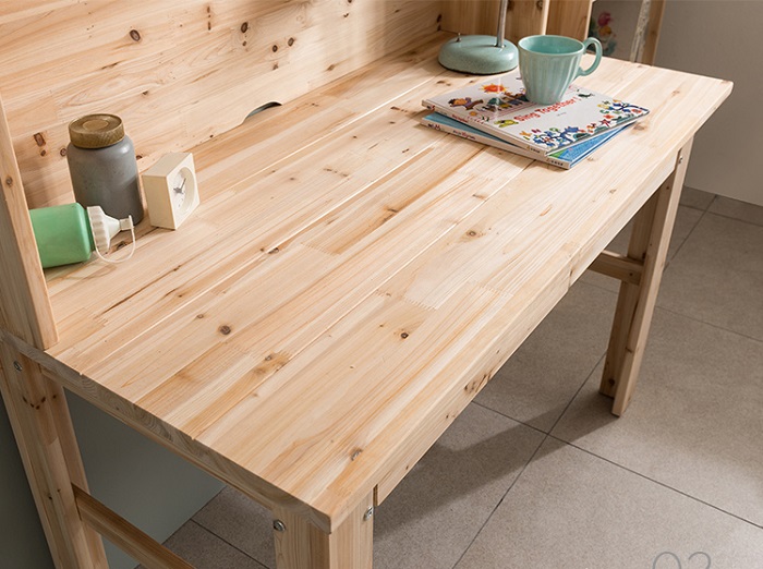 Mặt bàn làm từ gỗ thông