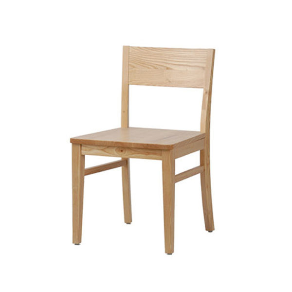 Ghế gỗ kiểu truyền thống, vẫn giữ được bản chất của riêng mình.