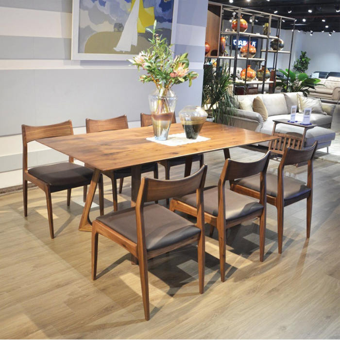 Mẫu bàn ghế ăn cơm hình vuông cũng là một trong những mẫu làm mưa làm gió trên thị trường nội thất