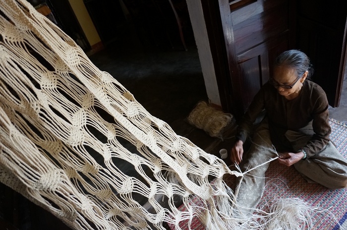 Nghề đan võng từ sợi cây ngô đồng nuôi sống người dân